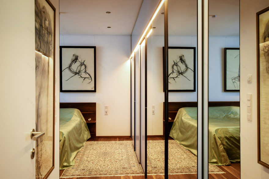 维也纳七区顶层公寓,温馨原木与黑色花岗岩的完美融合-3