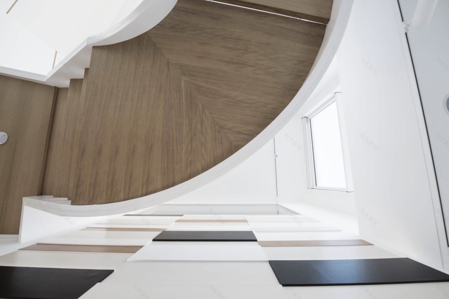 动态工厂入口,弧形楼梯与皮革墙壁的巧妙融合-6