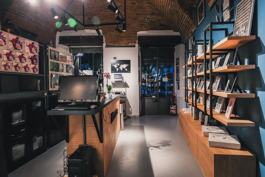 重塑摄影工作室 | 钢黑架构与自然橡木的精致融合-5