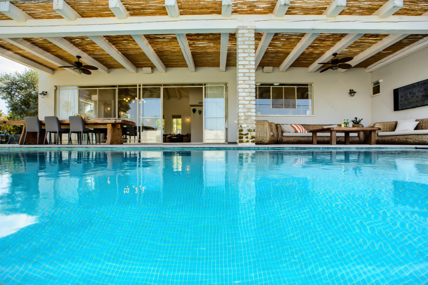 融合户外与室内的三层别墅设计-5