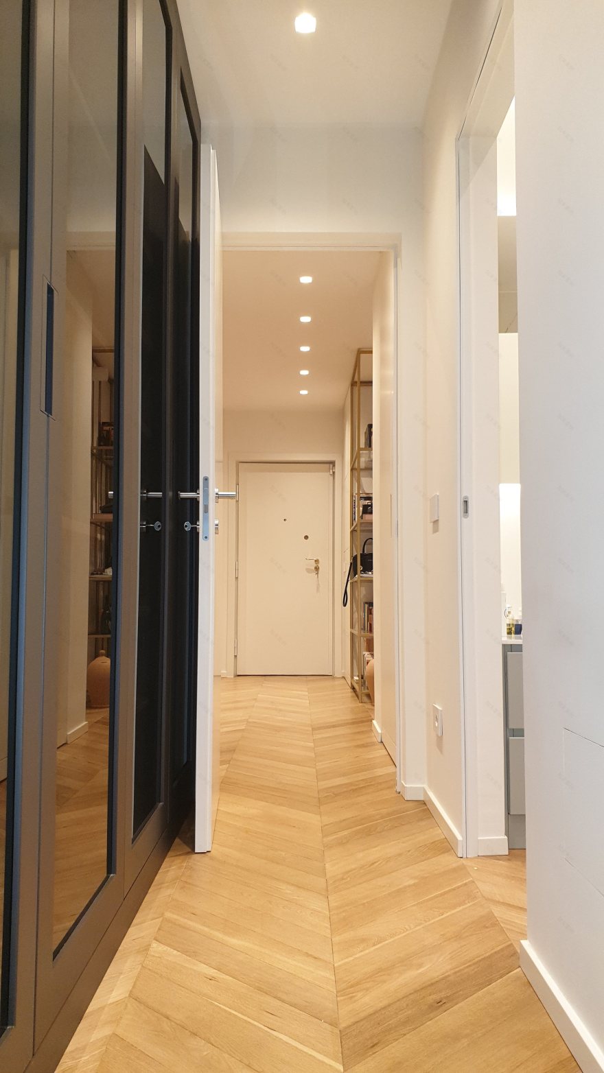 黄金光辉下的自然与人工光影公寓-7