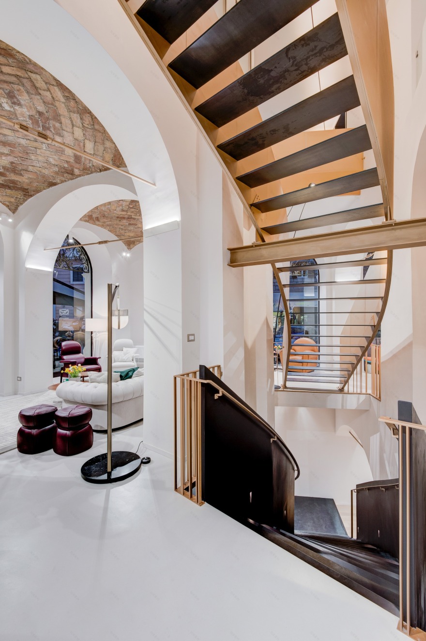 波尔特罗纳·弗劳展厅-8