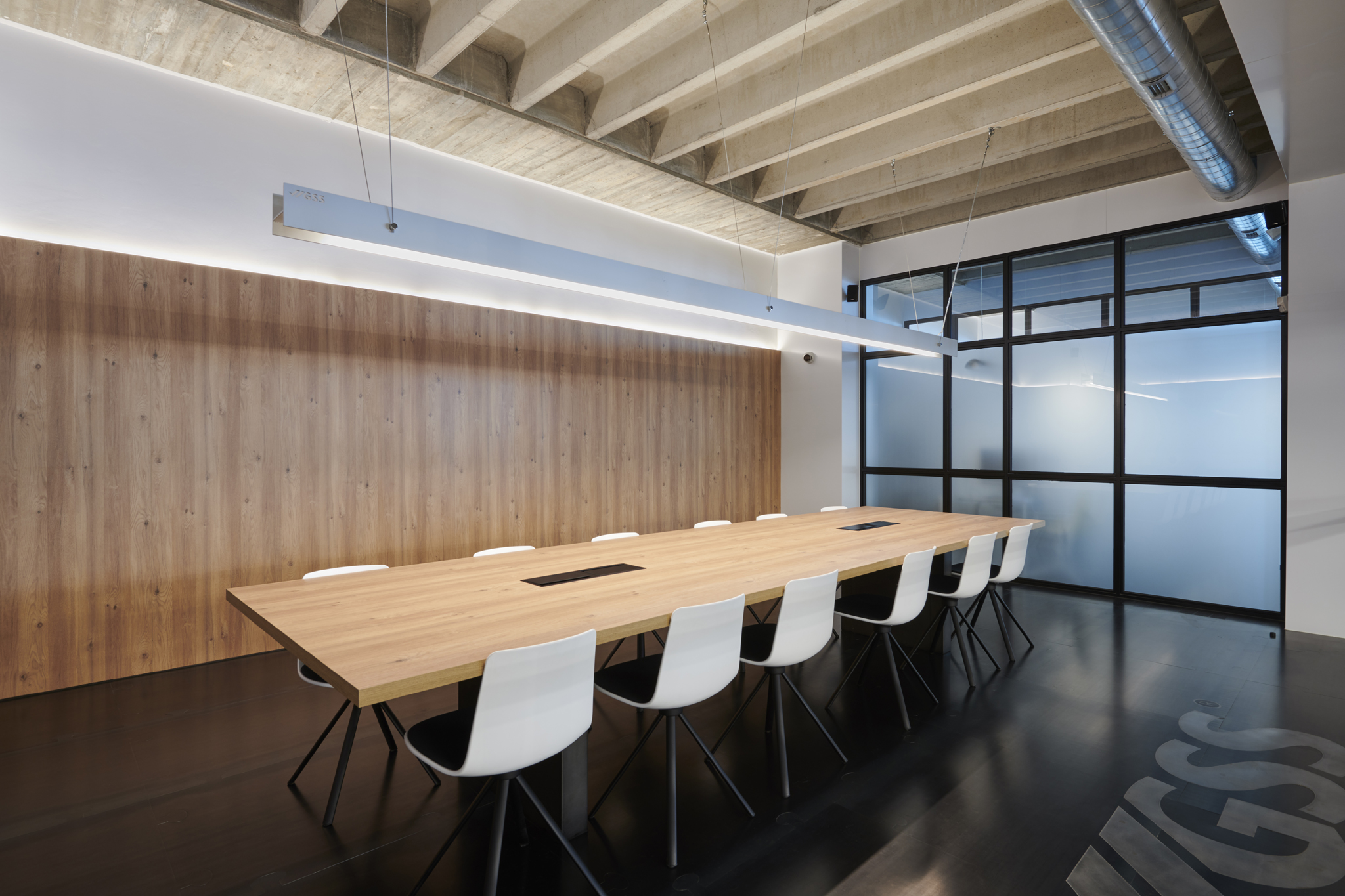 工业风办公室设计 | 金属、植物与木头的和谐-11