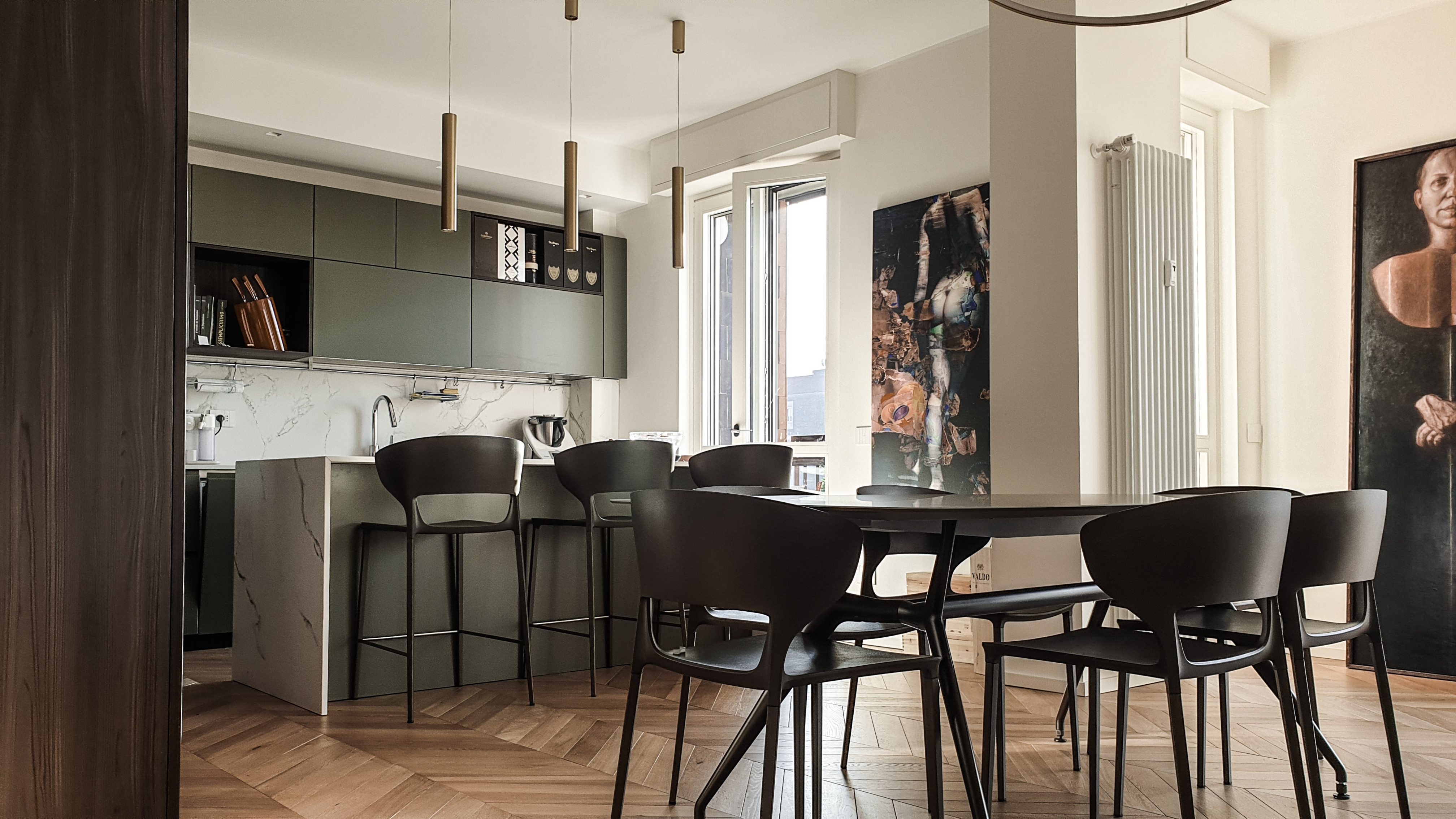 黄金光辉下的自然与人工光影公寓-0