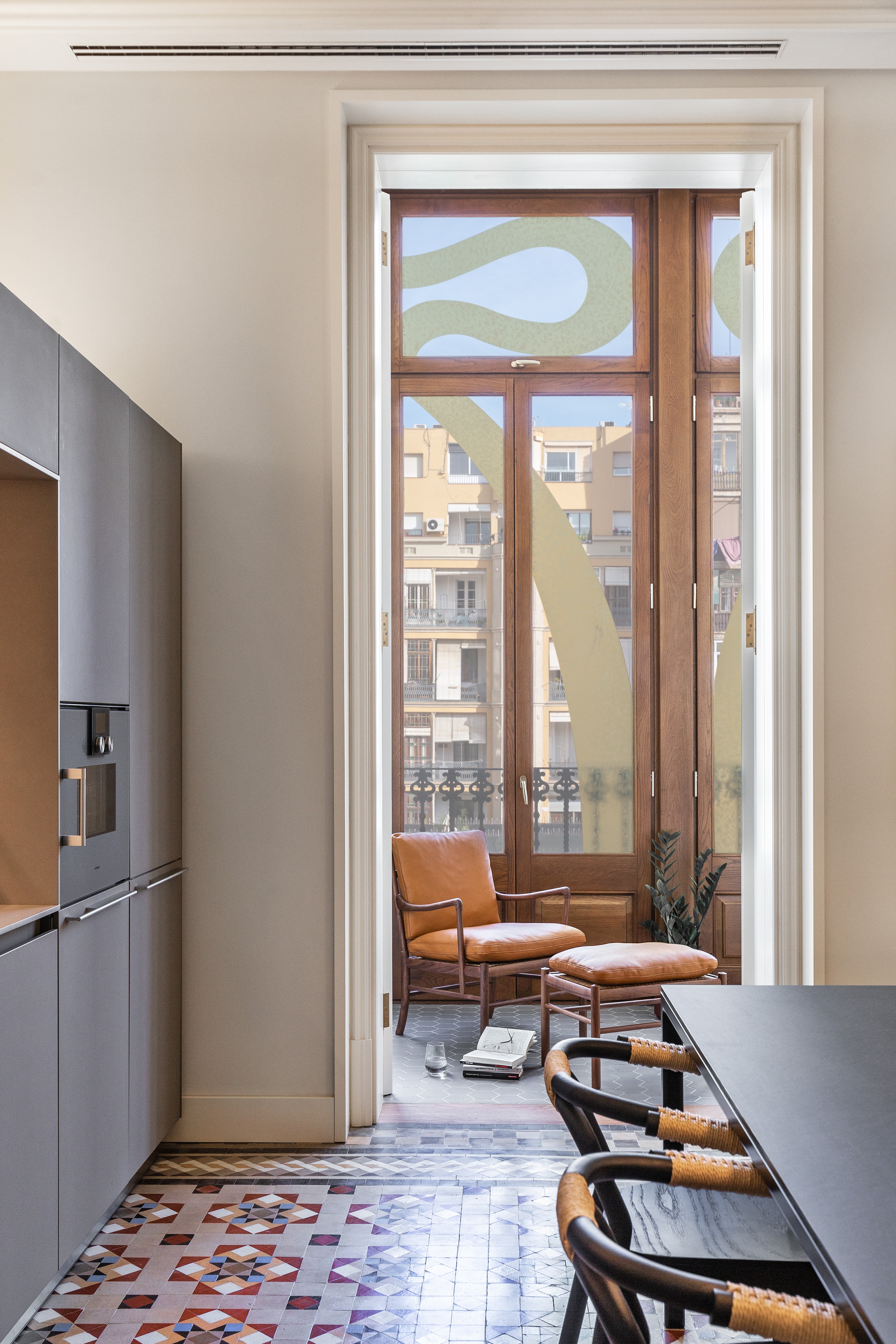 巴塞罗那现代主义建筑中的优雅家居-12