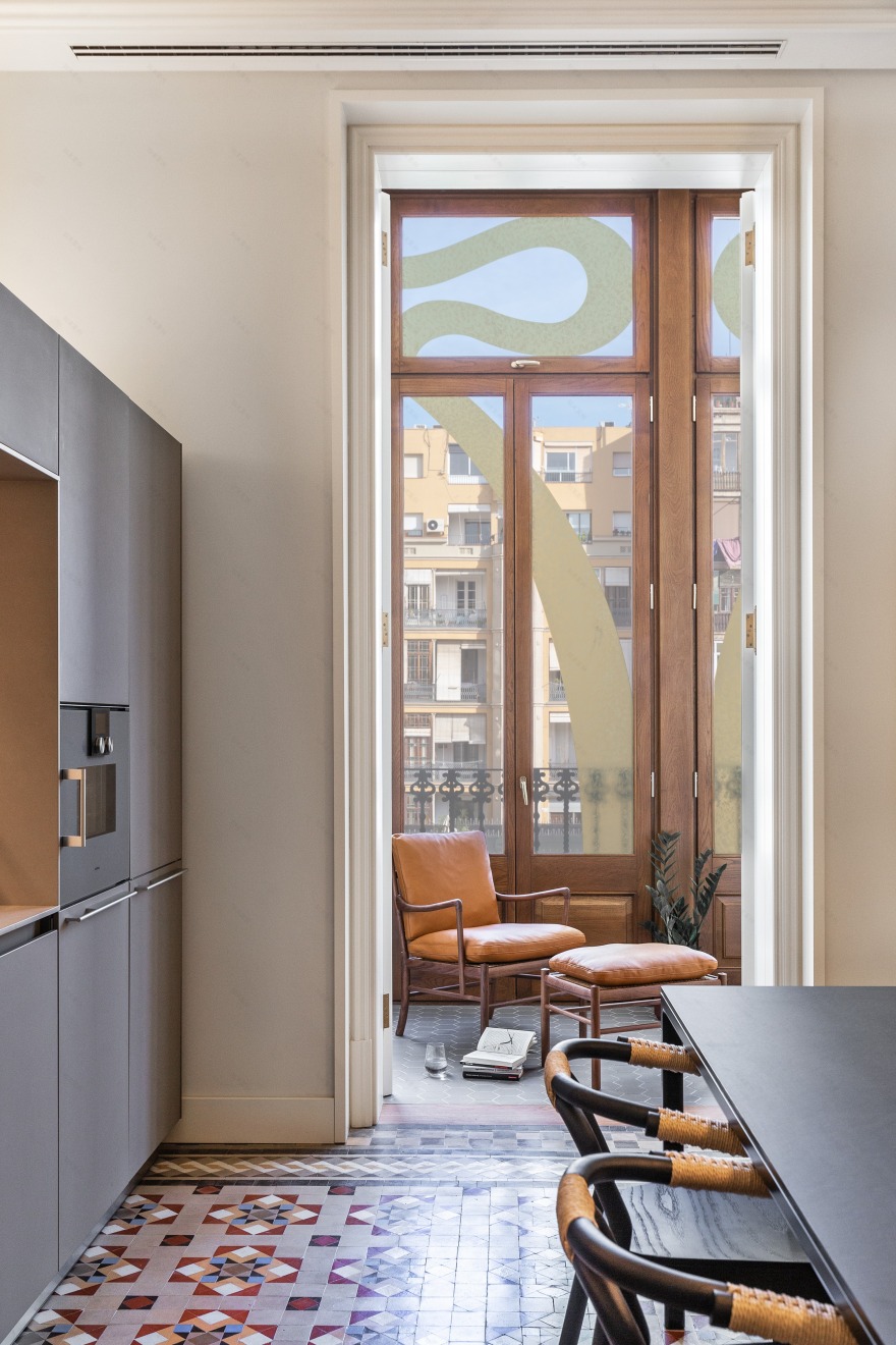 巴塞罗那现代主义建筑中的优雅家居-12