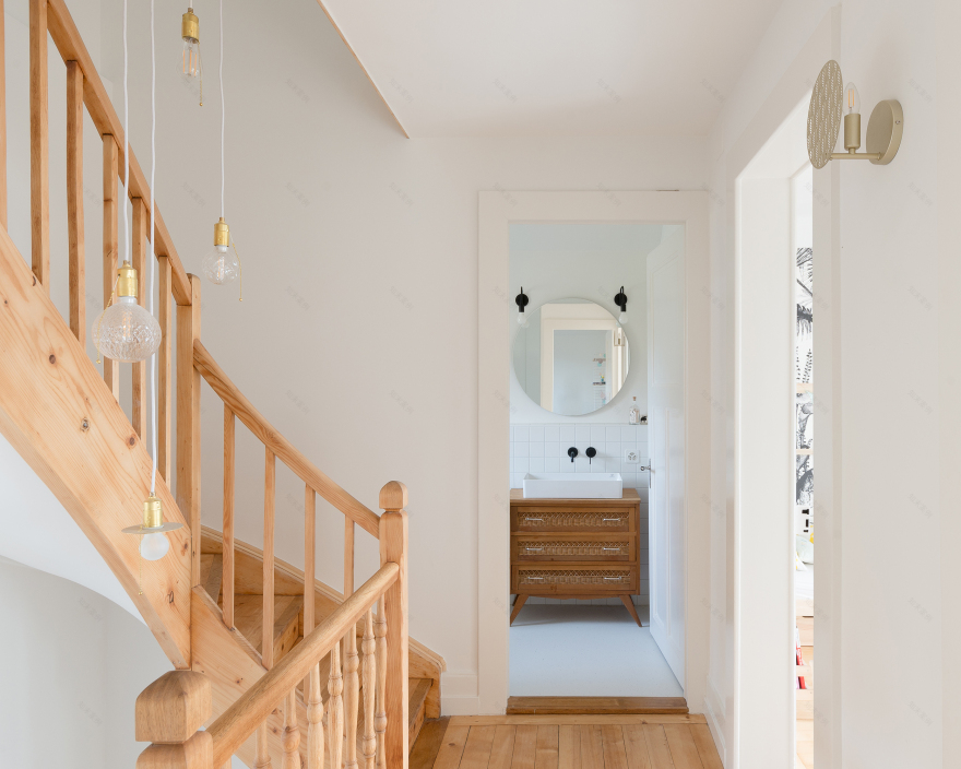 Bureau Brisson Architectes 打造独特别墅,领略湖畔美景-9