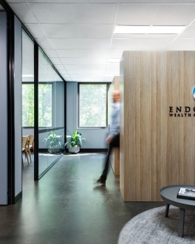 打造温暖现代办公环境，彰显品牌特色的 Endorphin Wealth Management 办公室设计