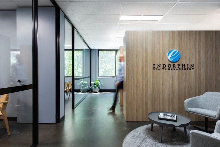 打造温暖现代办公环境,彰显品牌特色的 Endorphin Wealth Management 办公室设计-0
