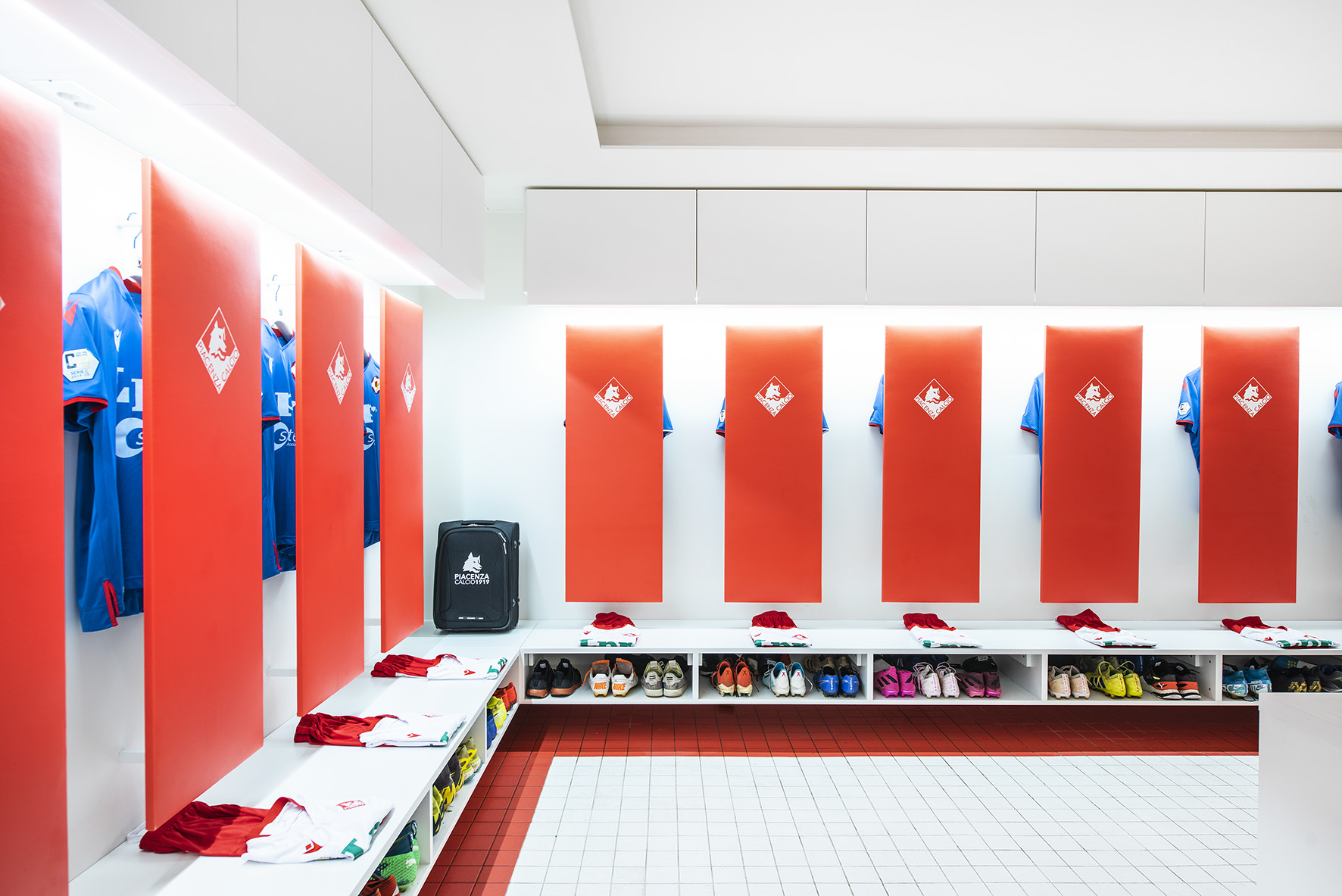 意式运动风洋溢，皮亚琴察足球队更衣室焕新亮相-2