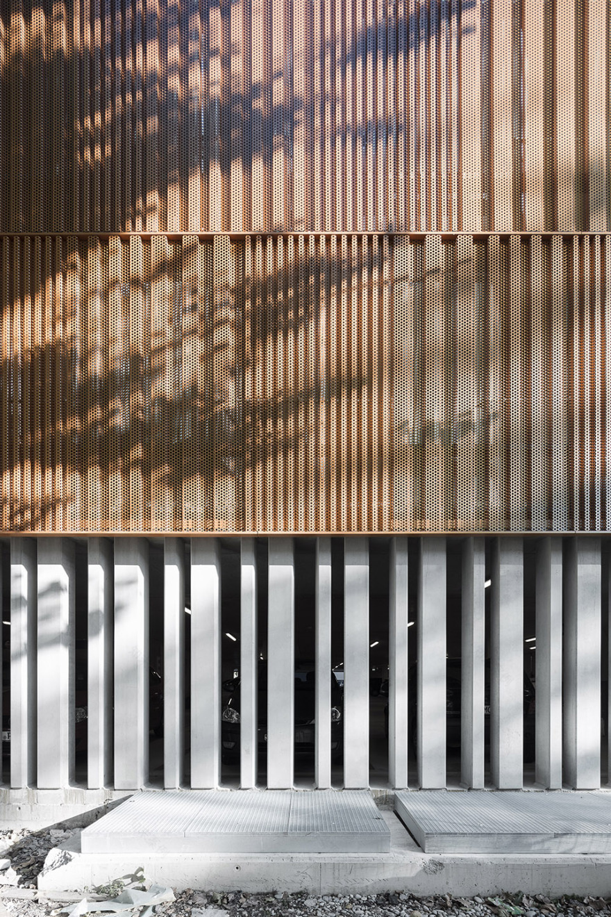 波浪金属立面,营造光影交织的立体停车场-9