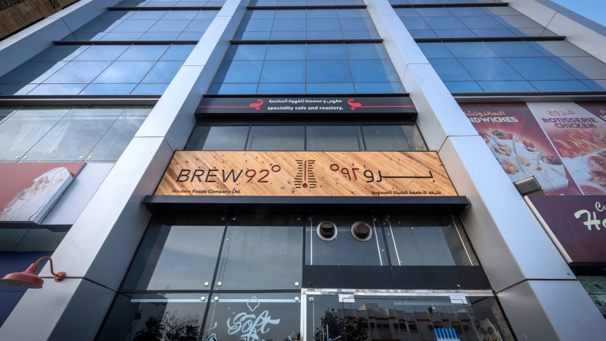 废木与铜的奢华碰撞——Liqui Studio 为 Brew 92 打造的中东风情咖啡店-4