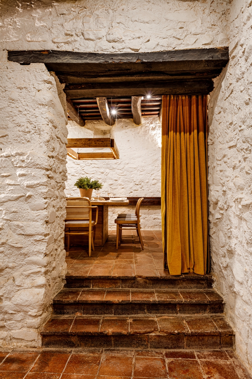 十一世纪传统农舍改造的 Can Solà西餐厅-10