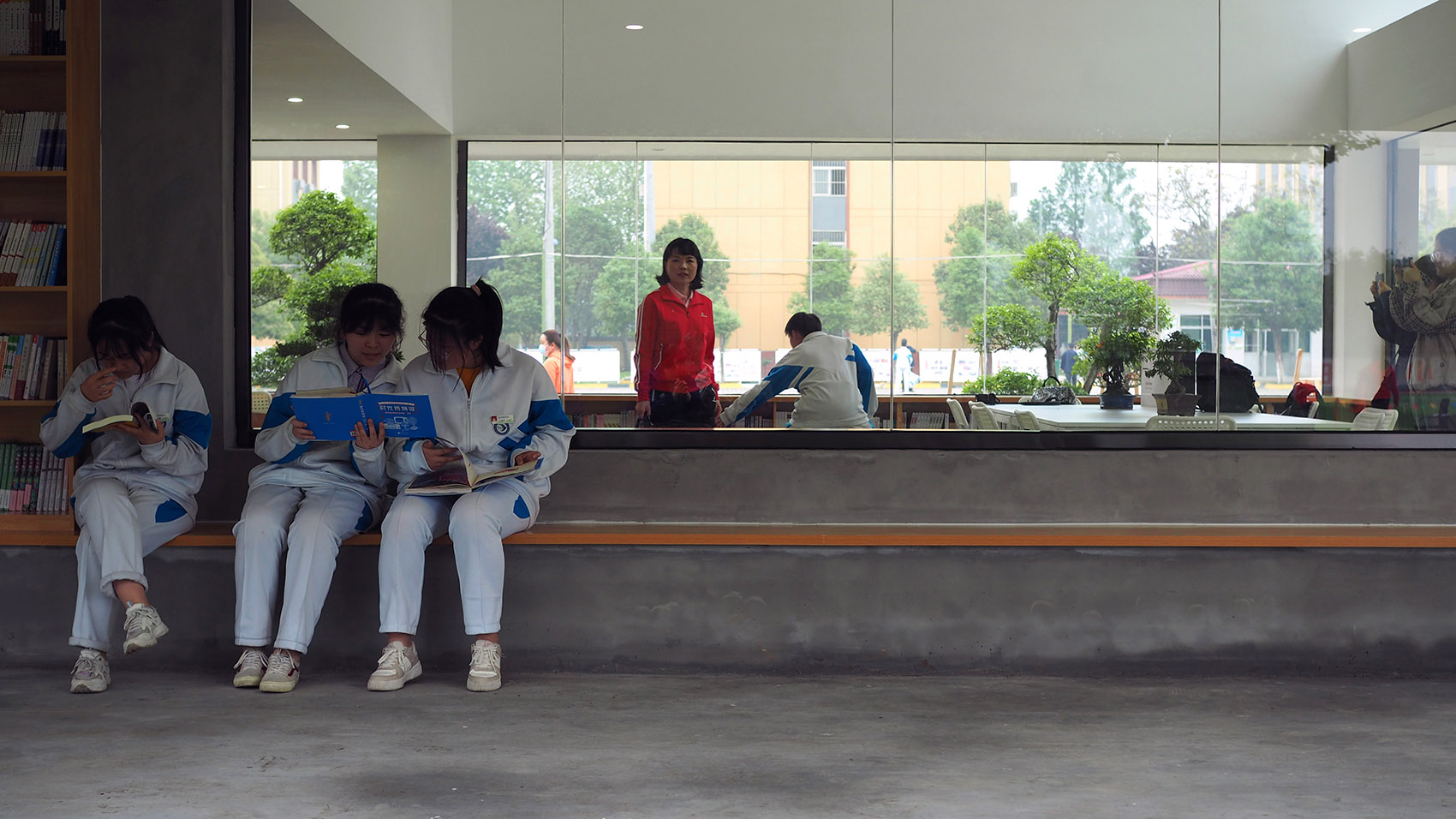 西安高新第六高级中学图书馆/陕西首个希望工程校园图书馆援建项目-33
