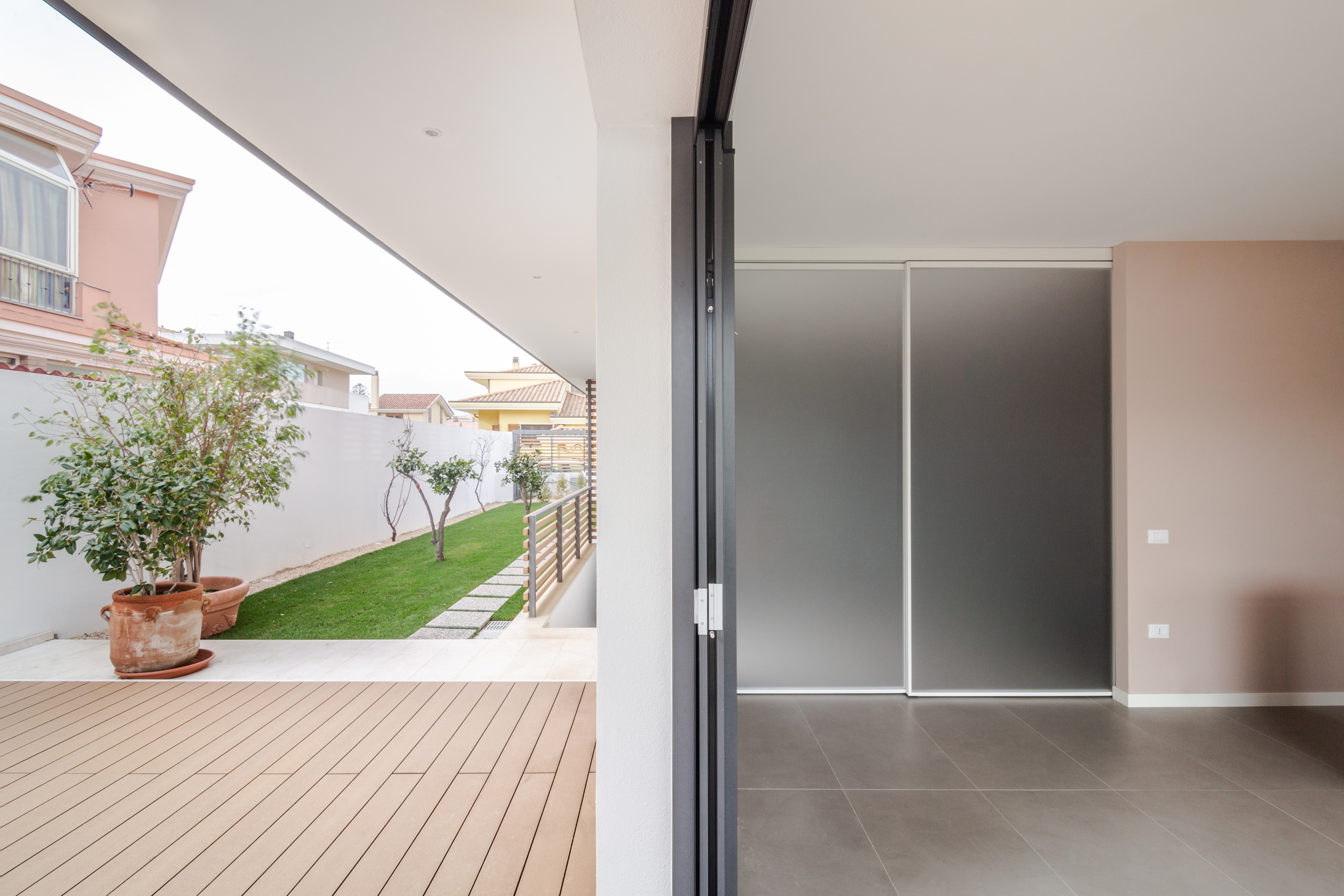 三层楼的灵活布局与光影调控-3