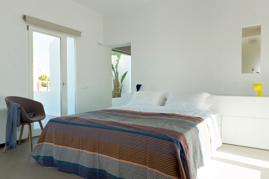 圣托里尼夏日别墅,白色立方体建筑的诗意空间-17