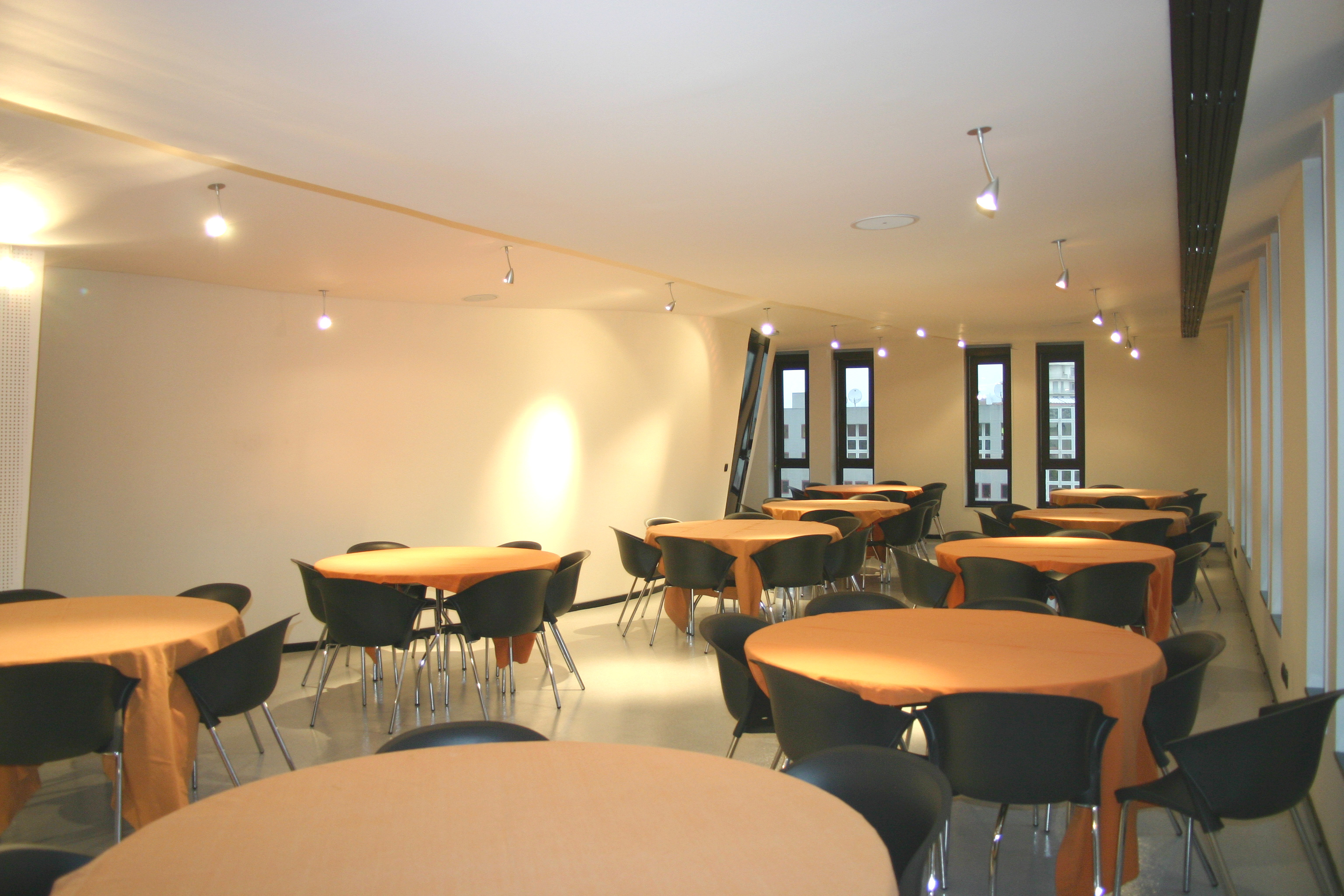 流线型玻璃墙打造舒适会议空间-9