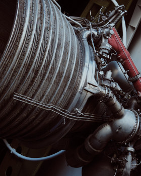 Zac Henderson 打造工业风 Saturn V 火箭内部空间设计