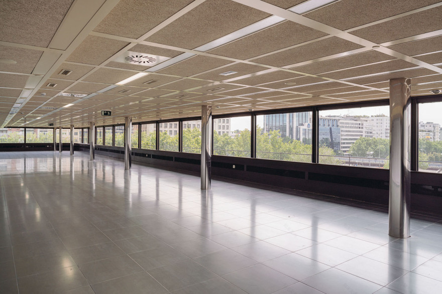 西班牙现代建筑标志 Castellana 81 翻新 室内空间通透-14