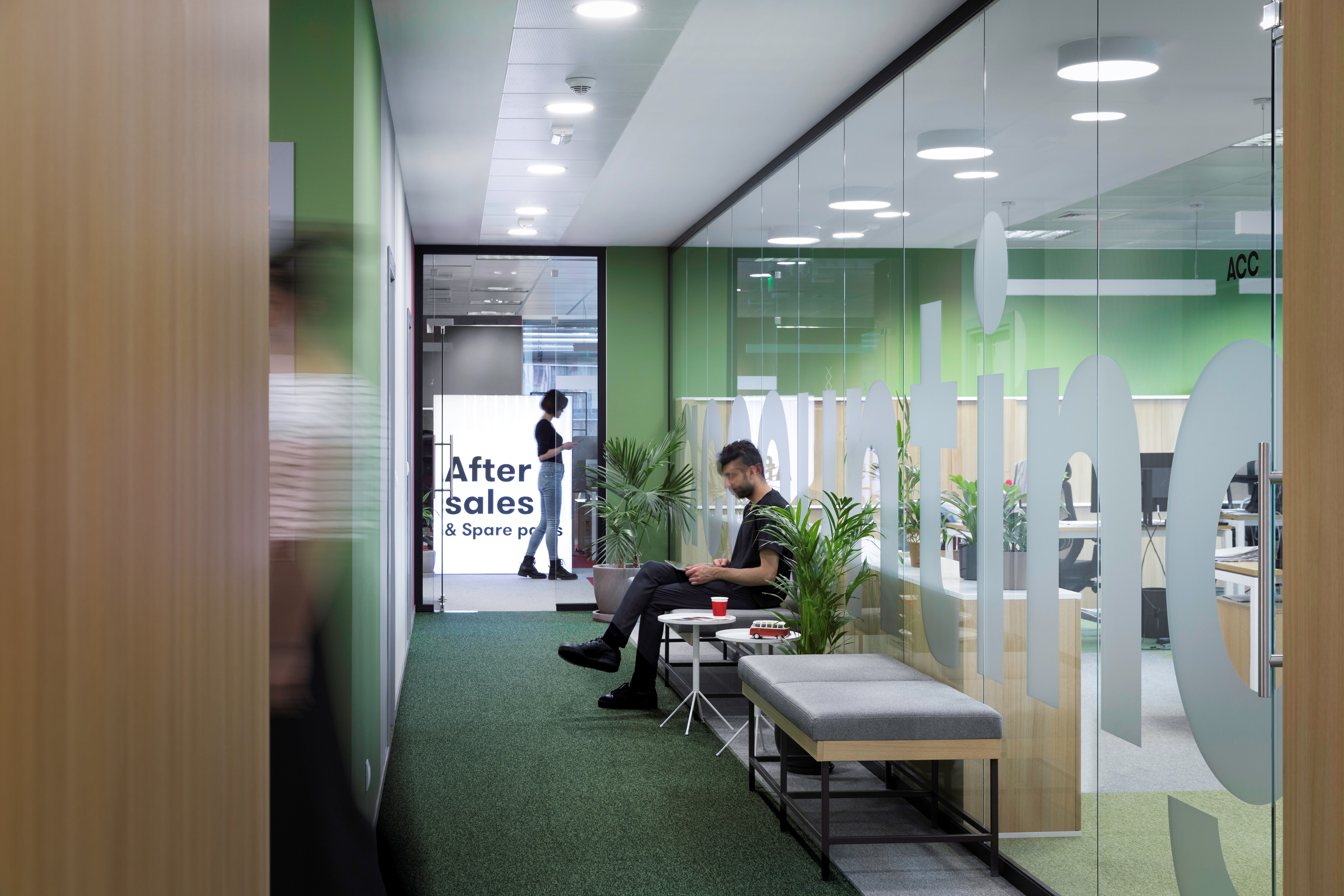 保时捷 Bulgaria 办公室 - 透明环保的现代工作环境-13