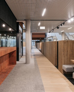 折纸造型，自然光照亮 Campus West 办公空间