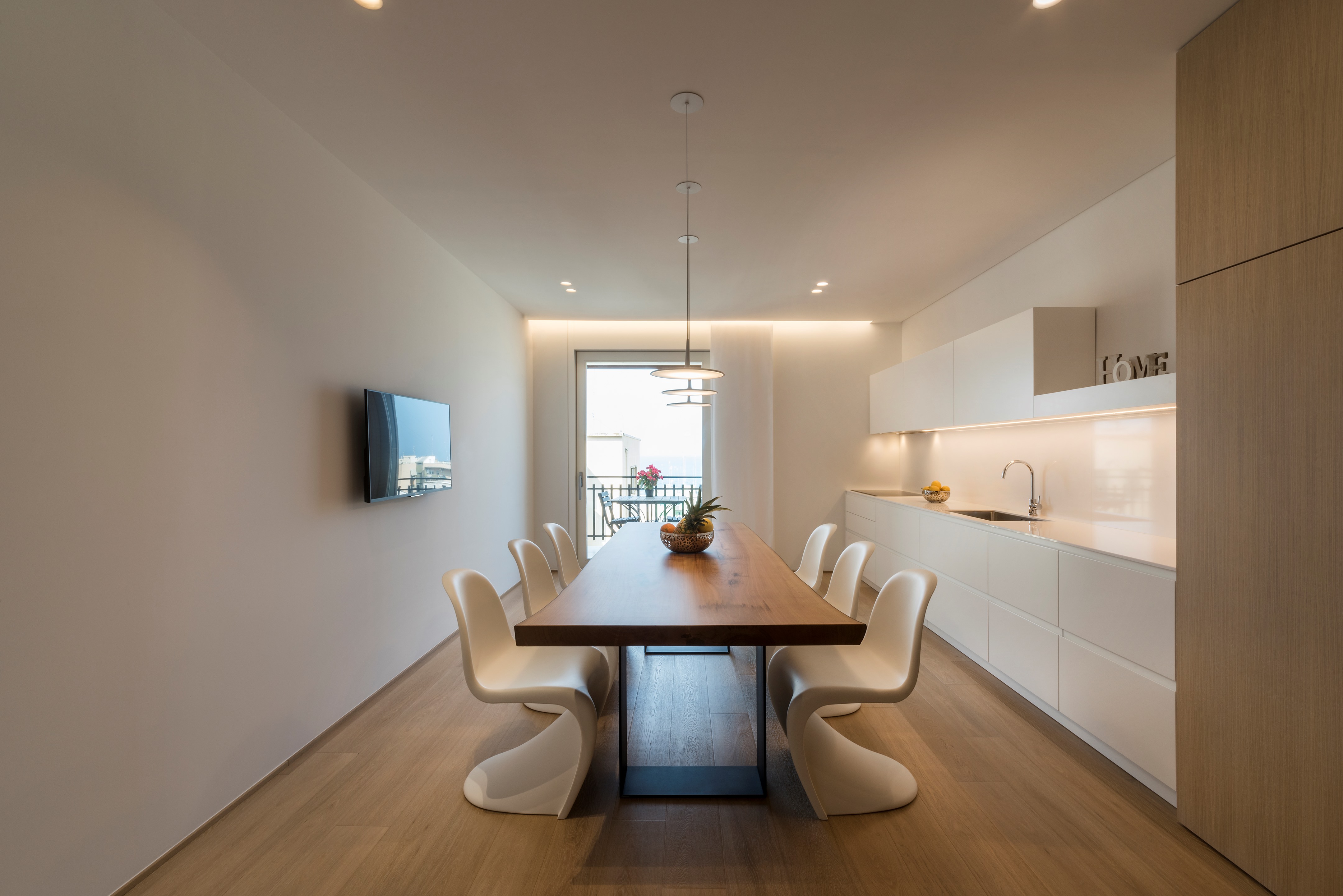 海景公寓，自然光线与极简设计的完美融合-6