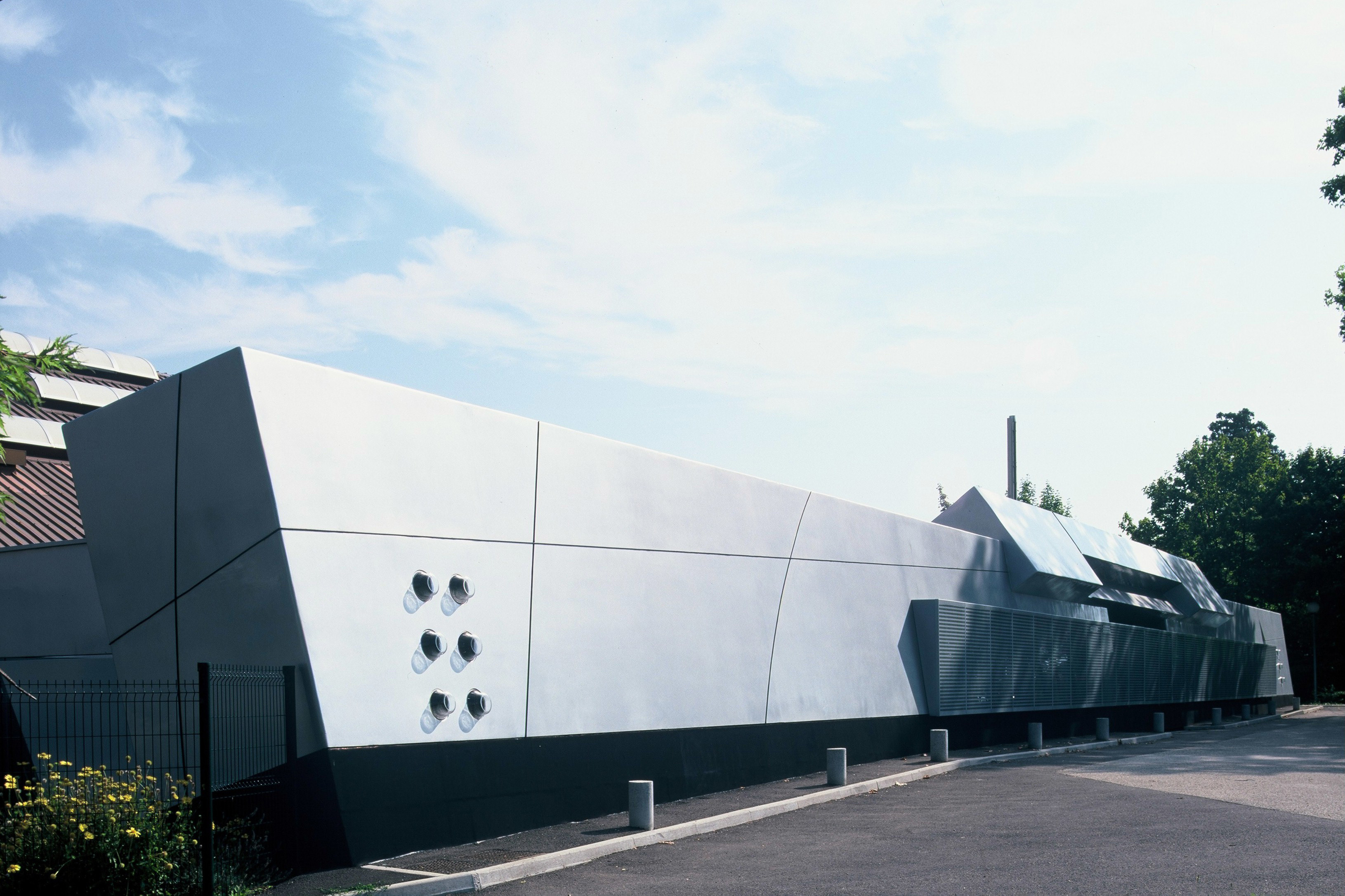 运动协会别墅建筑,连接街道与体育馆的活力纽带-0