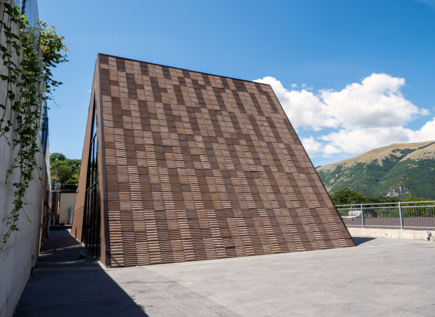 震后重生 · 意大利多功能中心融入山景-7