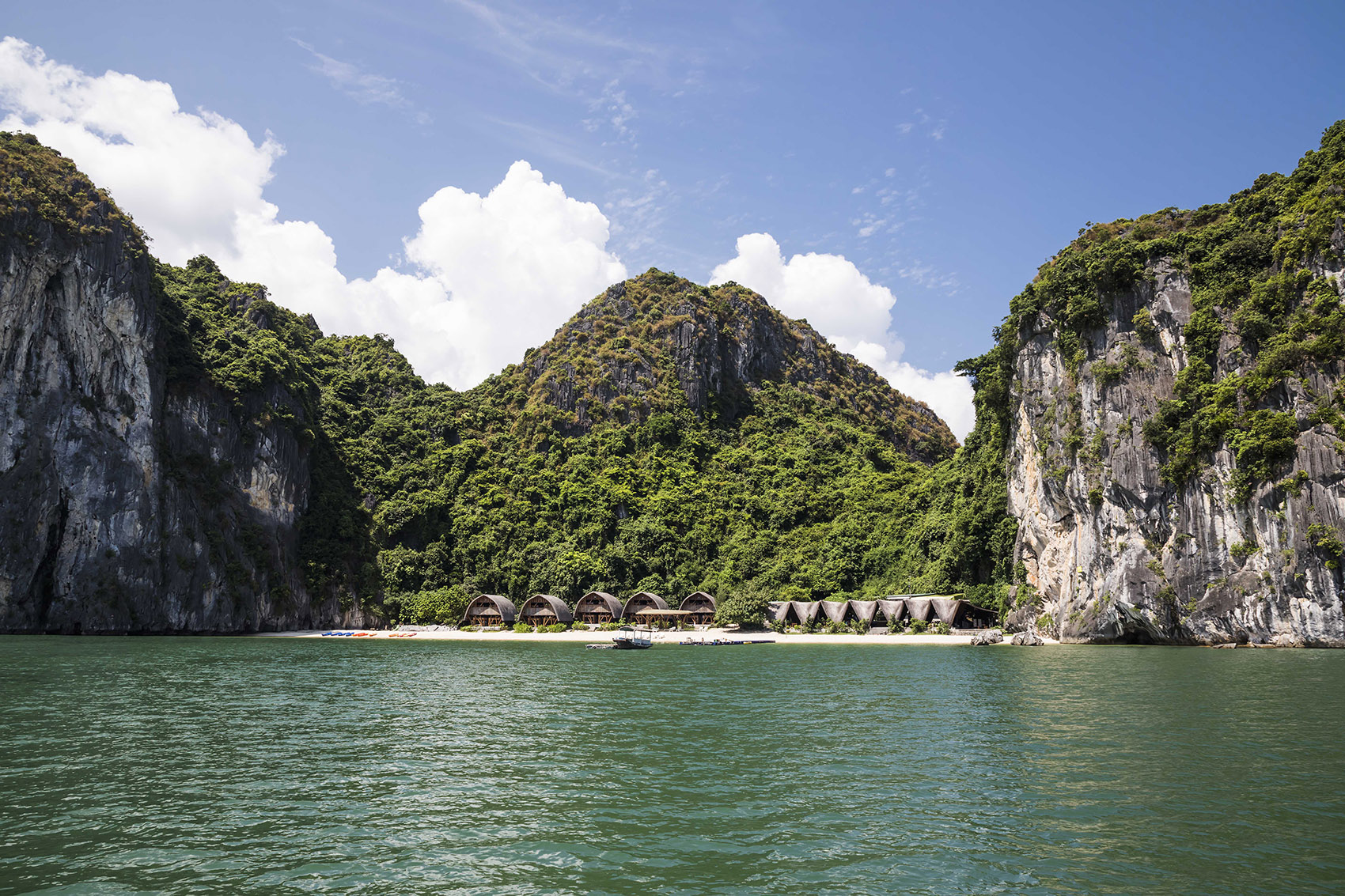 漂流岛度假村，越南/绿色山脉、白色沙滩与蓝色海洋中的竹结构-44