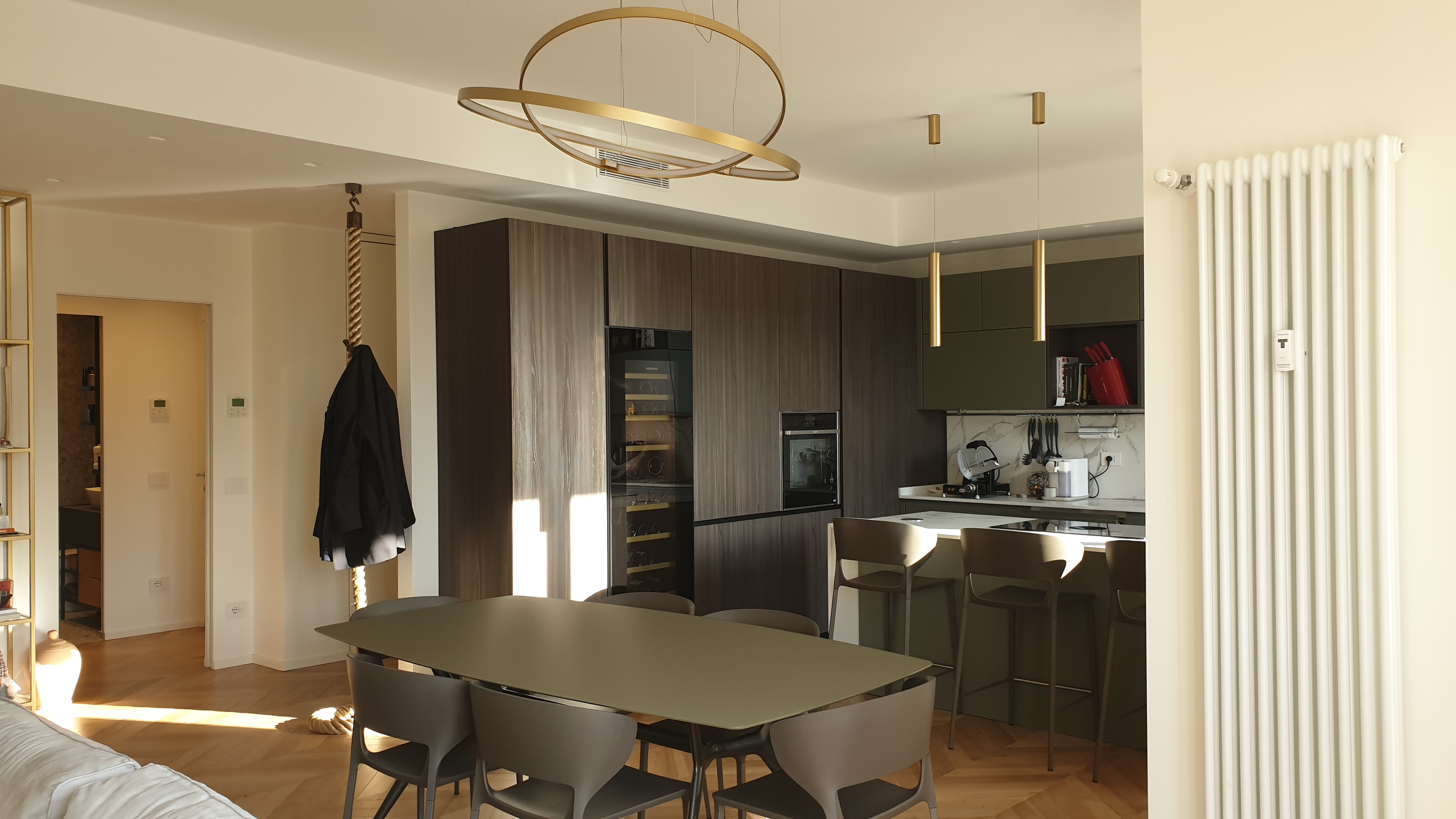 黄金光辉下的自然与人工光影公寓-1