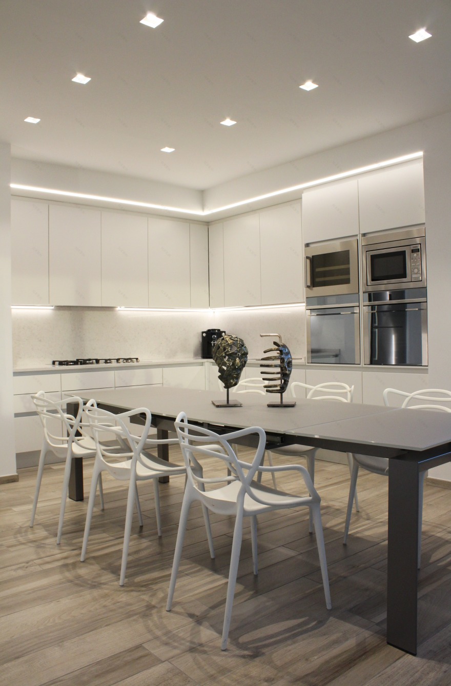 80 年代别墅翻新,白色光影演绎现代生活-1