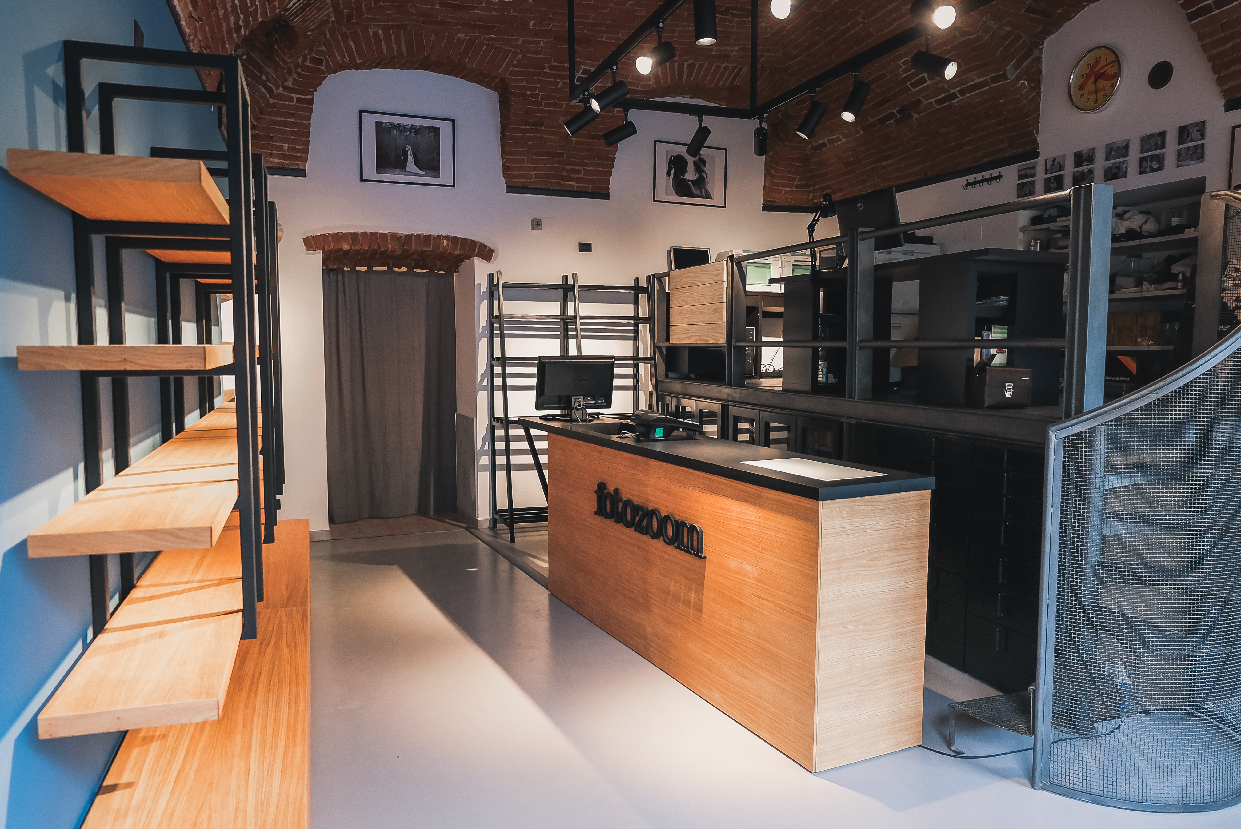 重塑摄影工作室 | 钢黑架构与自然橡木的精致融合-0