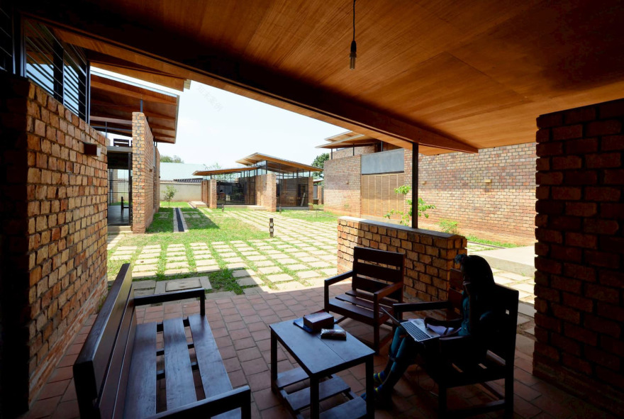 AU学生宿舍(日本建筑学会新人奖),乌干达/东西向墙体提供阴凉,南北侧开口引入光线与风-11