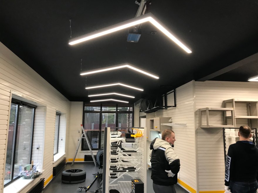 定制汽车美容车库,呈现独特照明设计-1