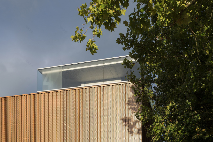 波浪金属立面,营造光影交织的立体停车场-7