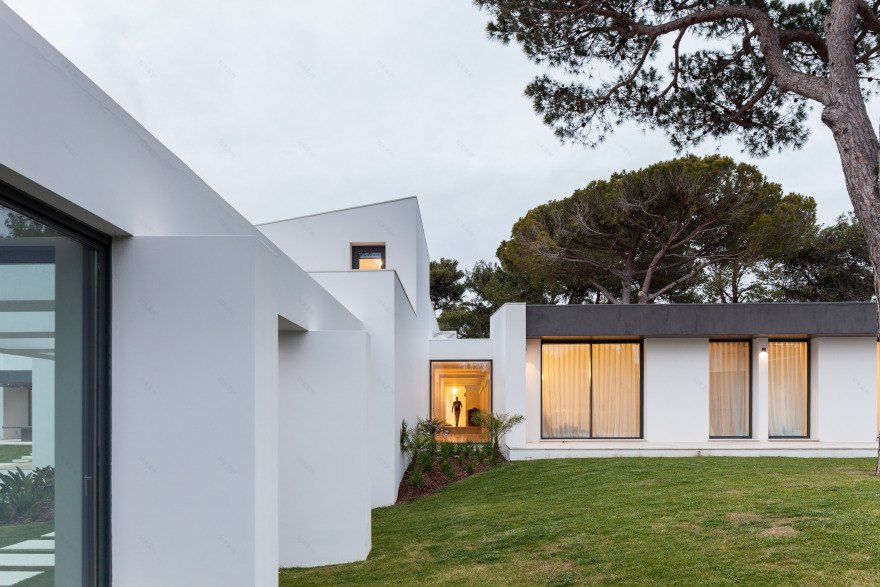 葡萄牙别墅和谐重生,室内外空间完美融合-41