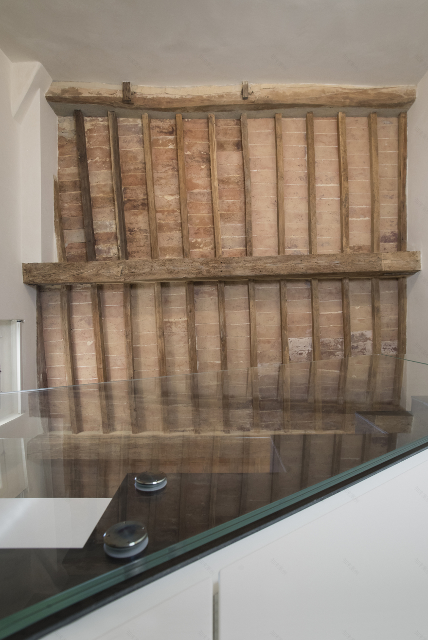 融合历史与现代的意大利古城公寓改造-35