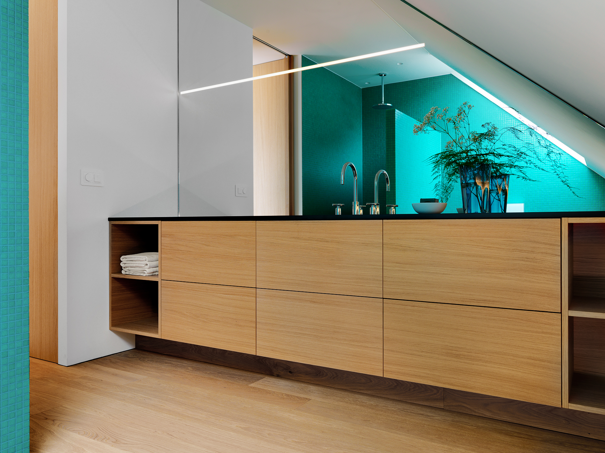 瑞士家庭公寓,红墙分隔流动空间-9