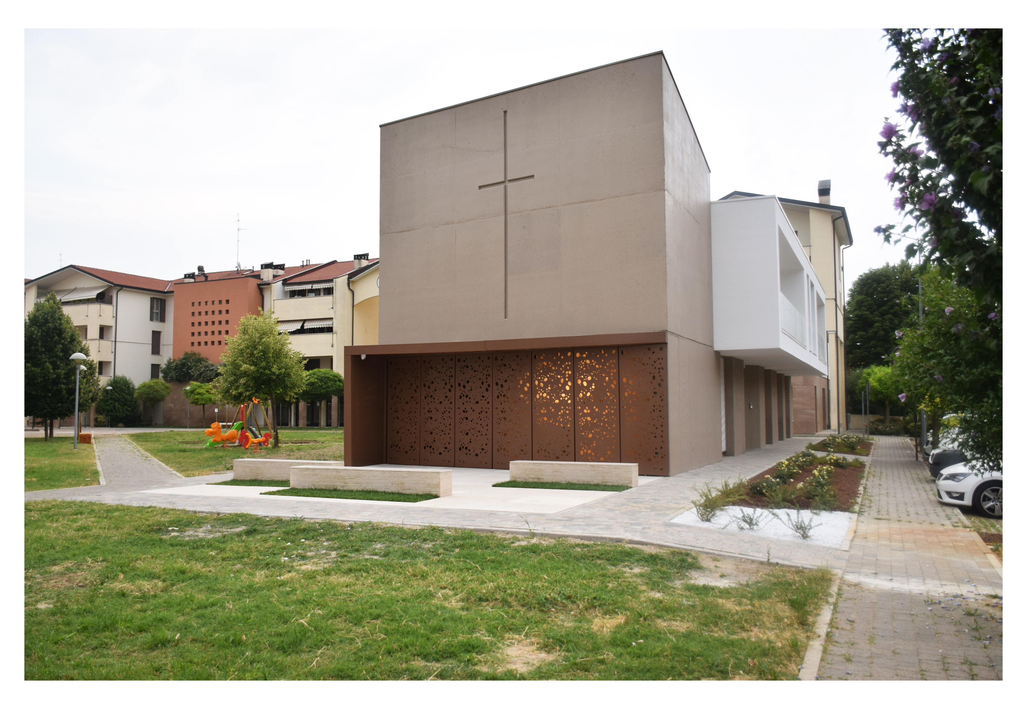 爱心之城堡 · 简约而庄重的社区教堂设计-22