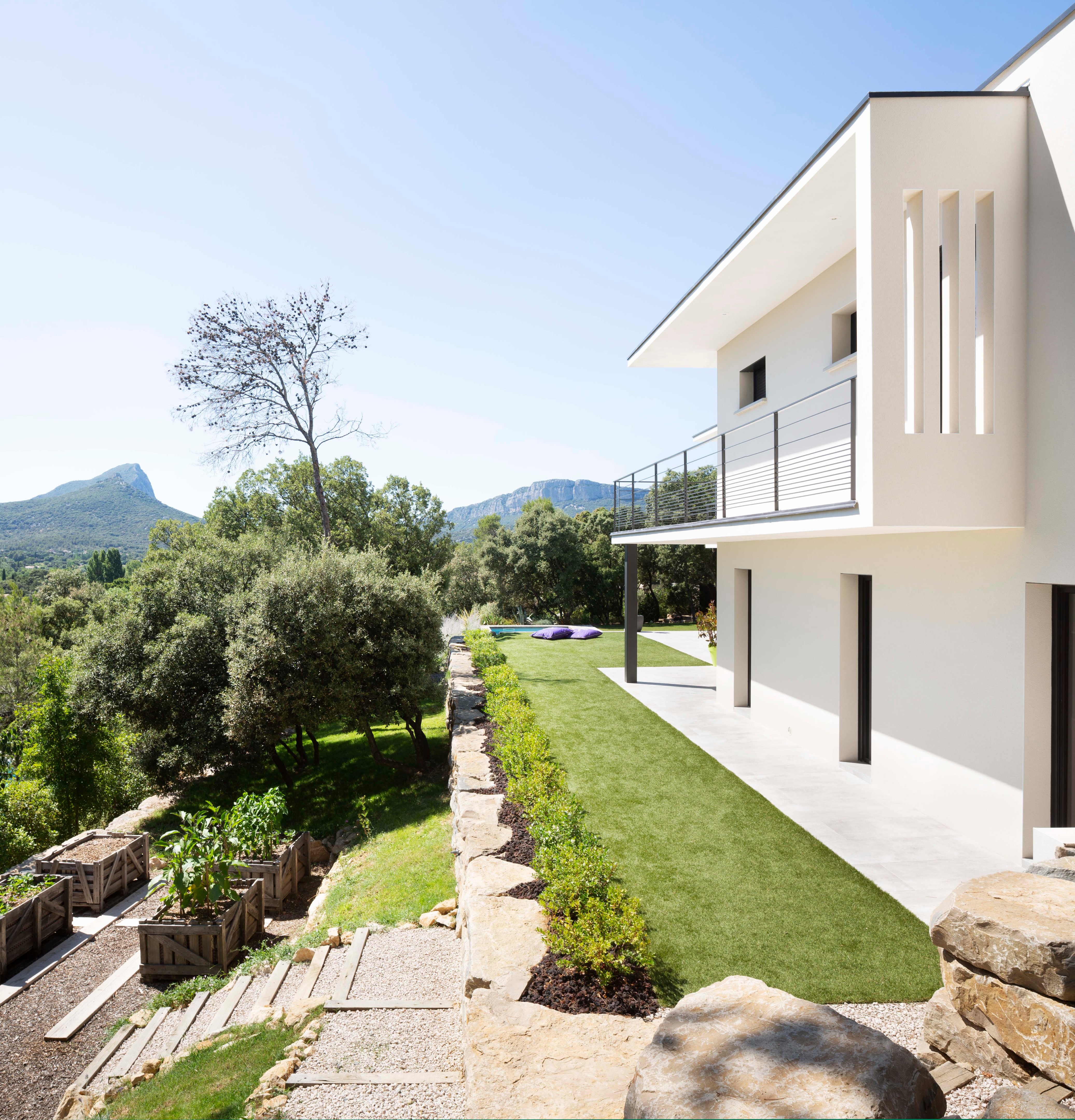 Saint Mathieu 别墅 | 山景与绿意共生,室内外生活和谐交融-2