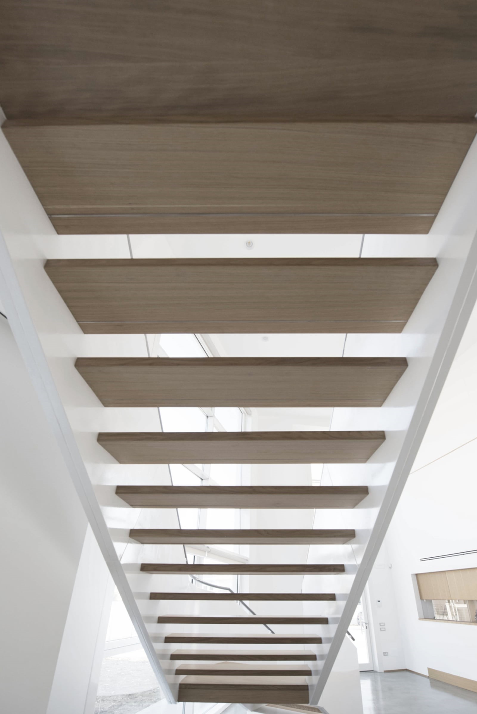 动态工厂入口,弧形楼梯与皮革墙壁的巧妙融合-7