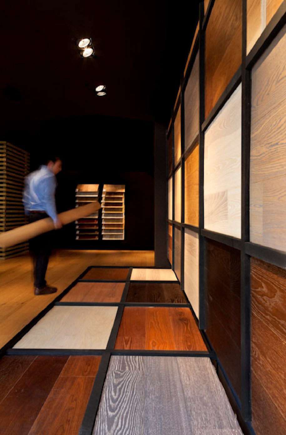 重组木料打造独特地板展厅-5