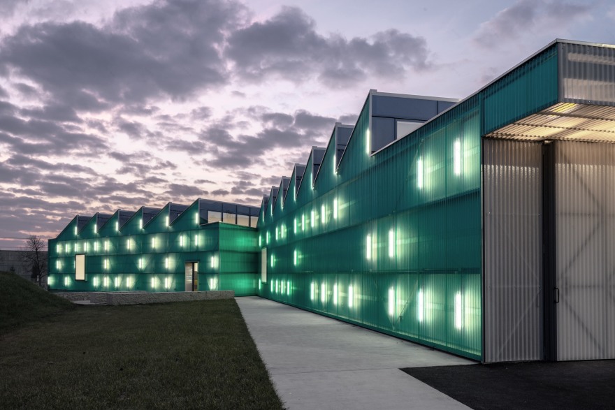 绿色纤维玻璃外墙,打造温馨包容的康复中心-37