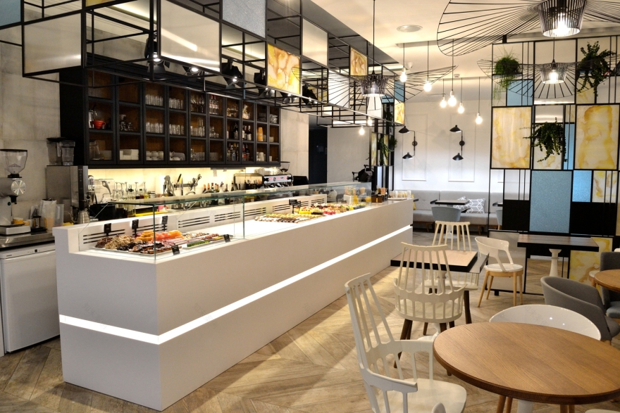 乌克兰基辅“Honey”咖啡厅 | 欧式糕点与室内绿意的完美融合-8