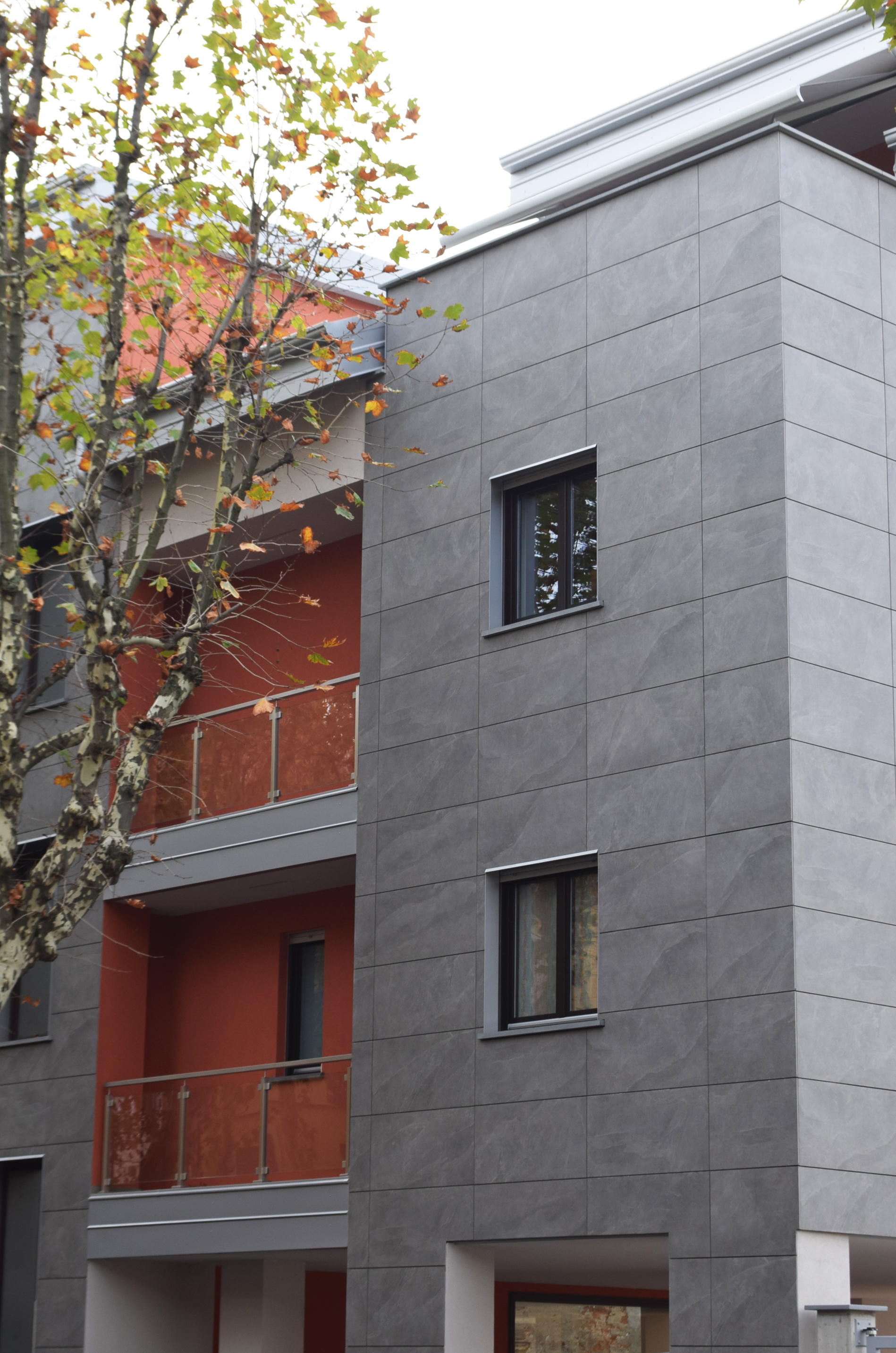 现代公寓建筑的优雅与舒适融合-2