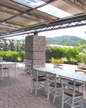 意大利 Bergamo 餐厅 Molino dei Frati 的创新石盒屋顶设计