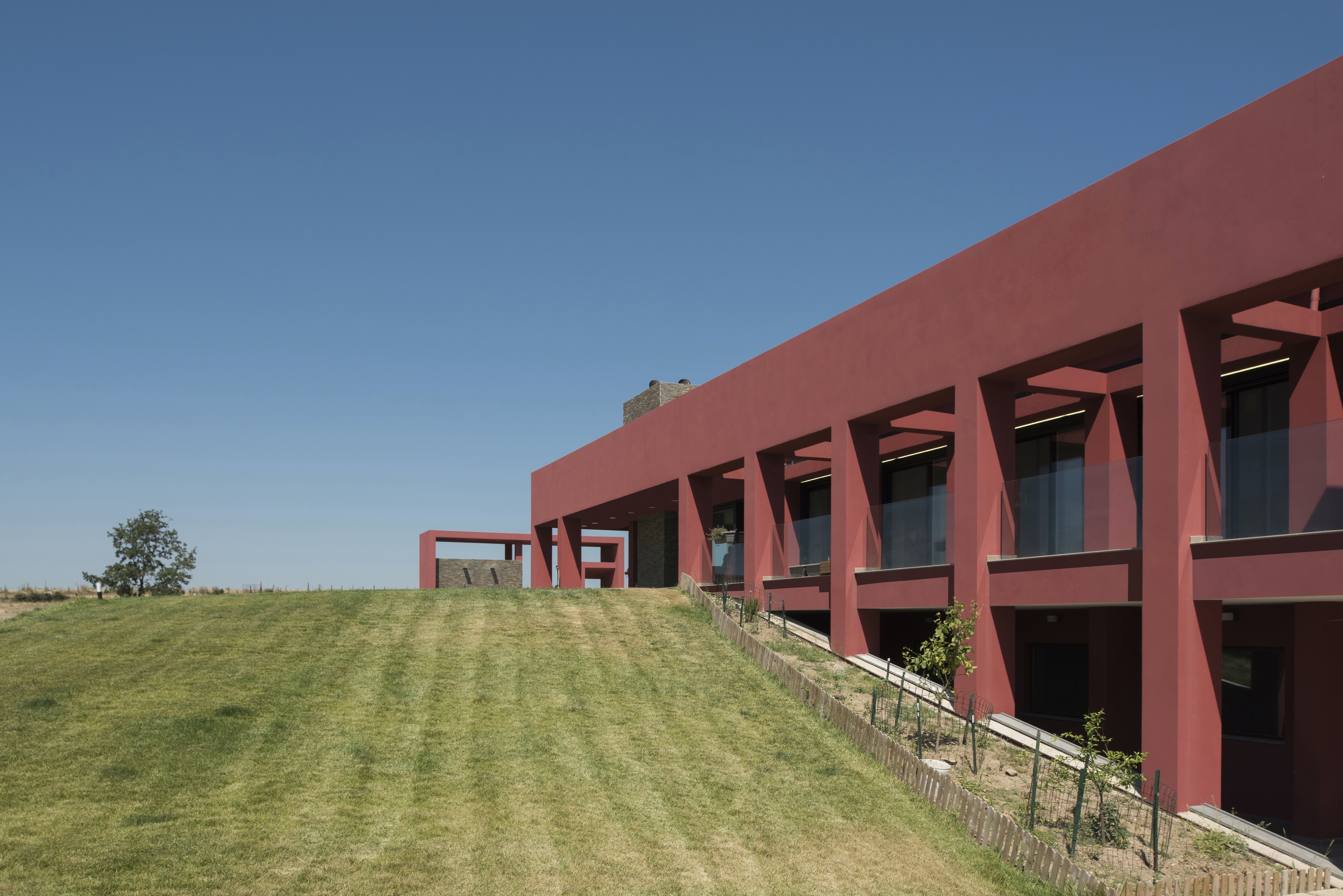 罗马北部田园别墅 | 红屋游泳池的现代建筑设计-2