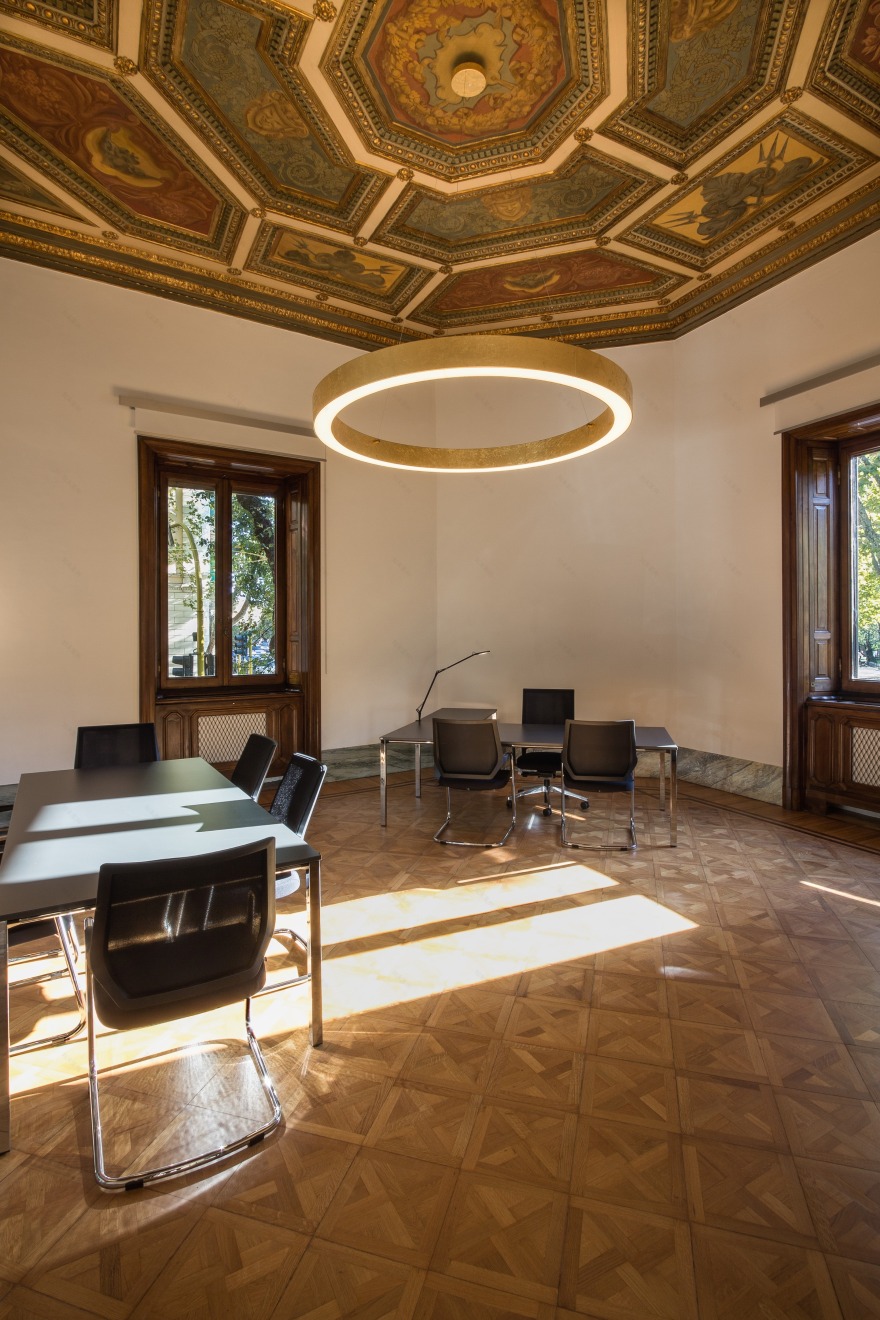 罗马历史建筑中的金融咨询办公室-6