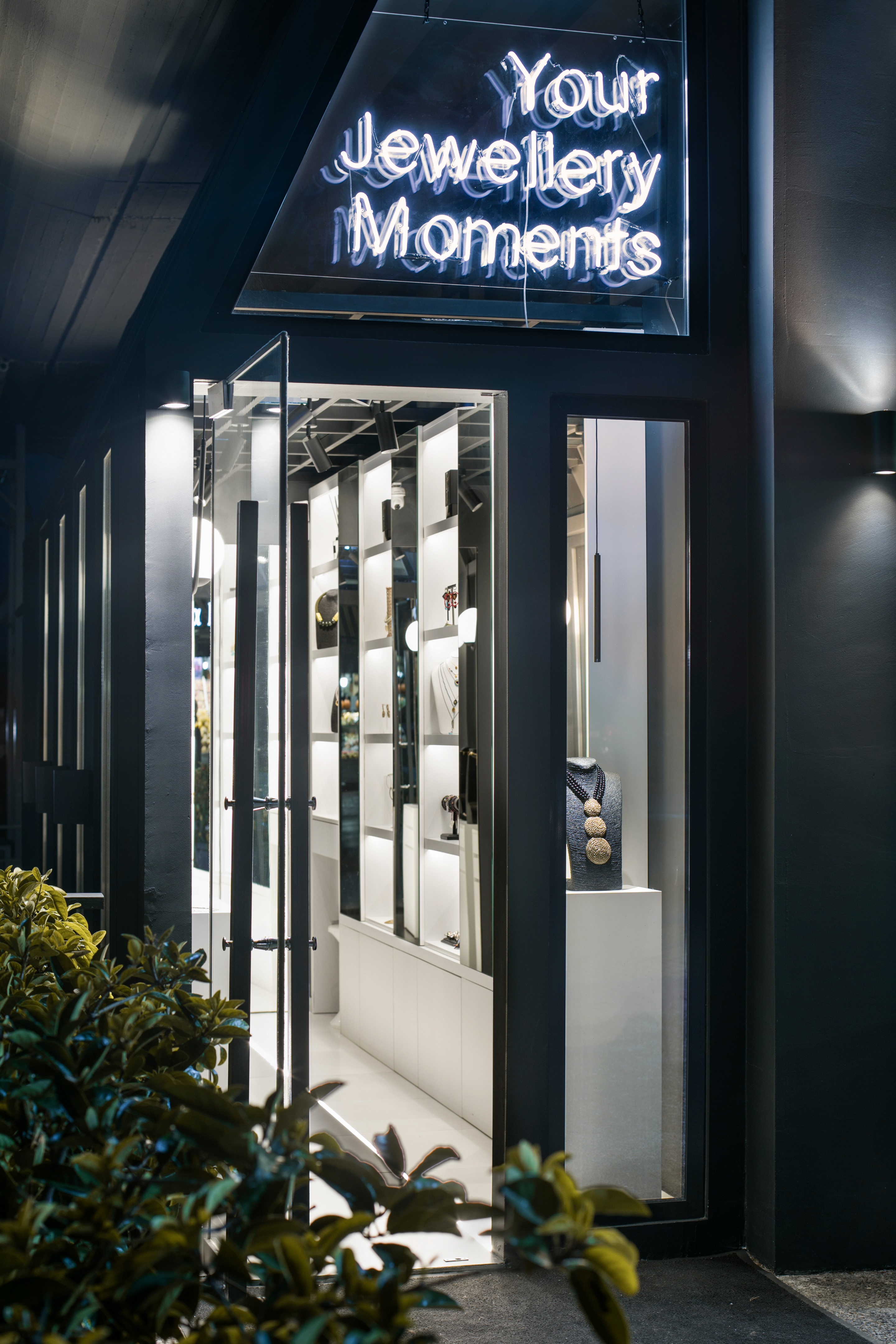 希腊小仓库变身为光彩夺目珠宝店-8