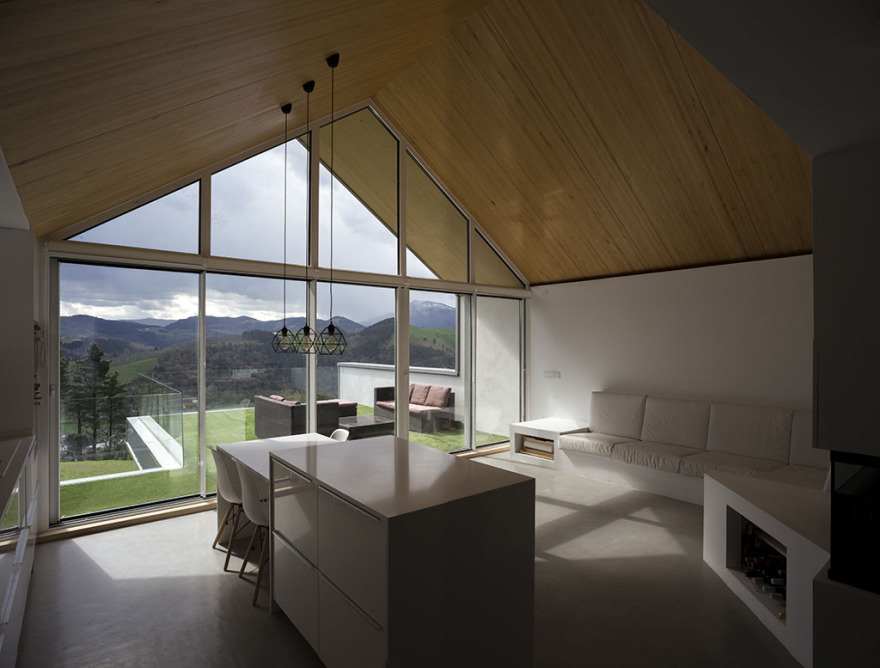 西班牙 Zumaia 山谷中的倾斜别墅-6